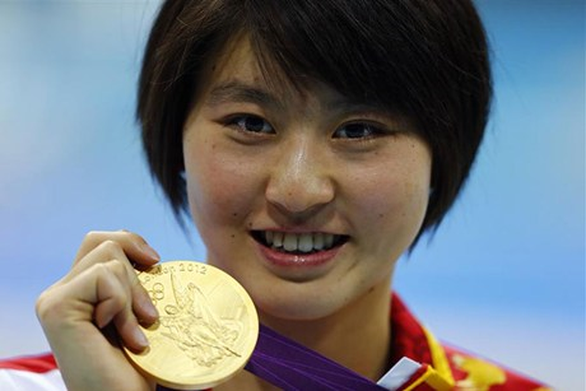 Londra Olimpiyatları\'nda Yüzmede Kadınlar 200 Metre Kelebek Finalinde, Çinli Jiao Liuyang, 2.04.06...