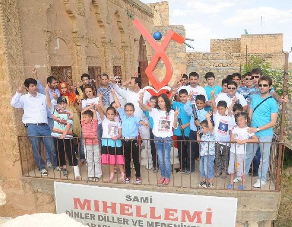 Michael Jackson\'un Midyat\'taki Anıtı Fırtınada Devrildi