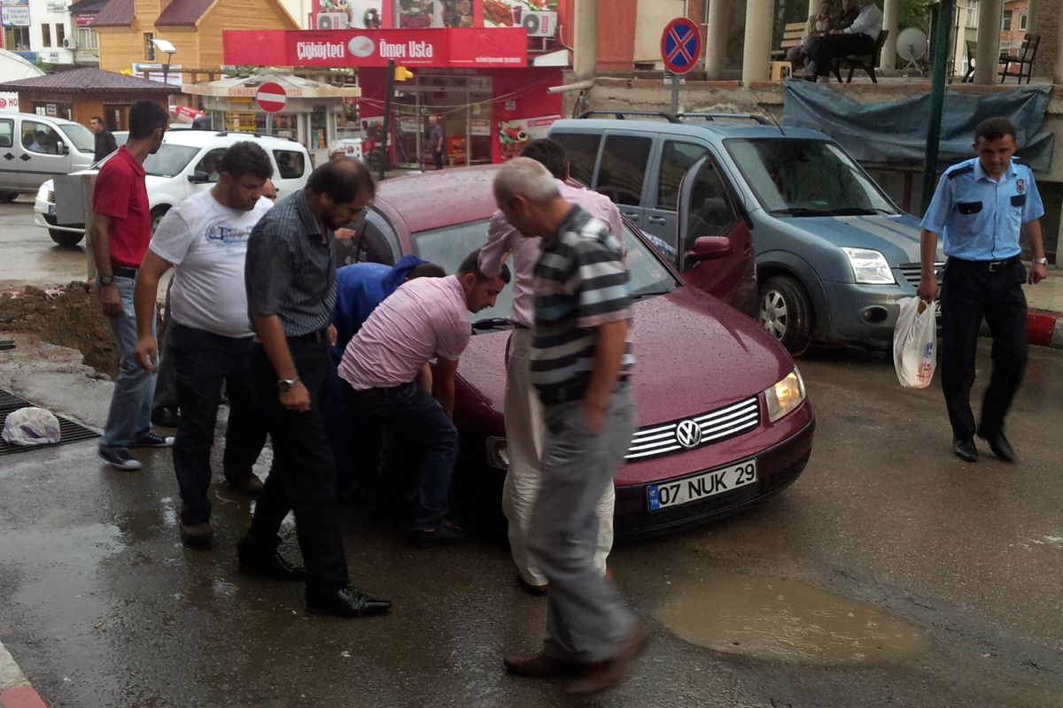 Otomobil Doğalgaz Çukuruna Düştü