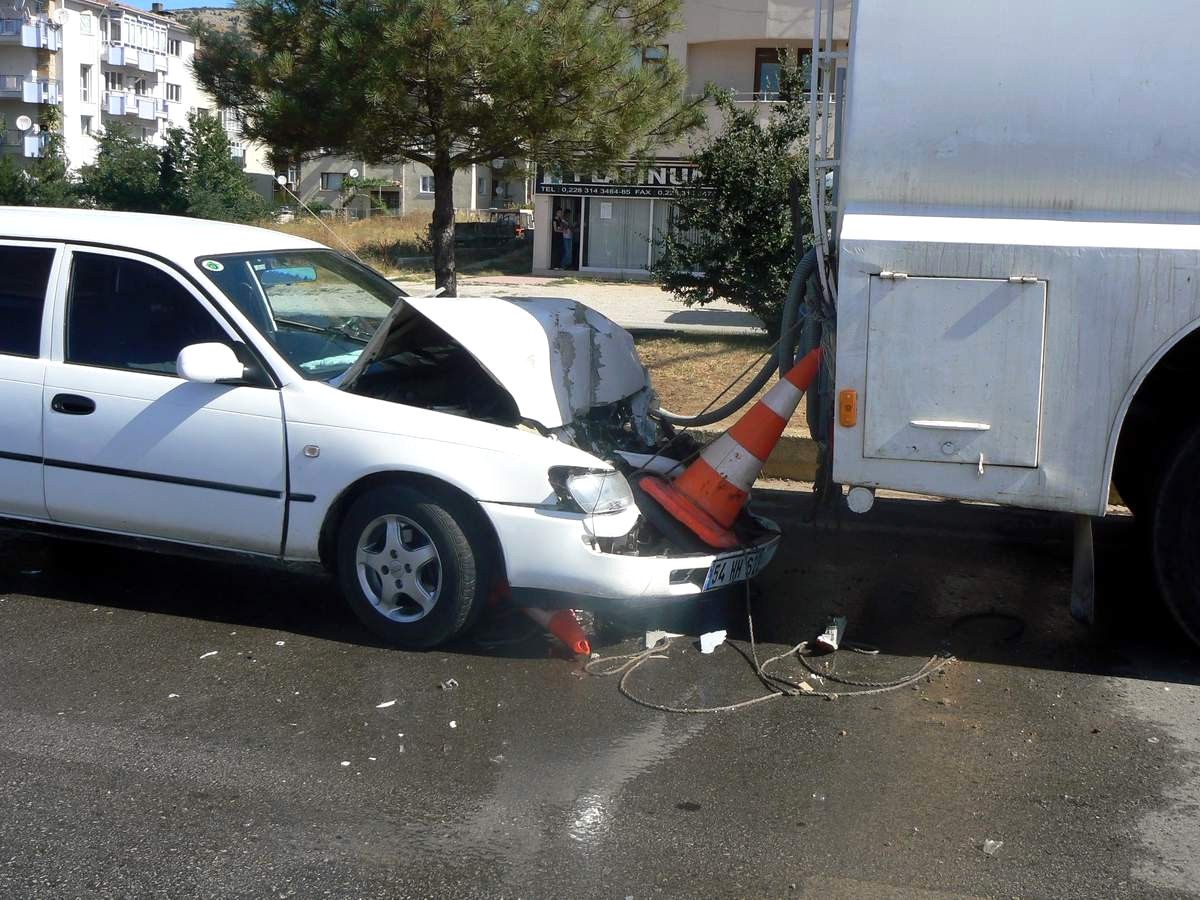 Otomobil Sulama Kamyonuna Çarptı