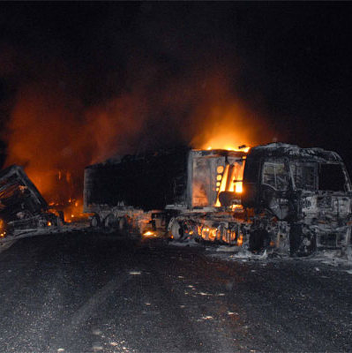 Pkk, Şırnak\'ta Şantiye Basıp 5 Aracı Yaktı