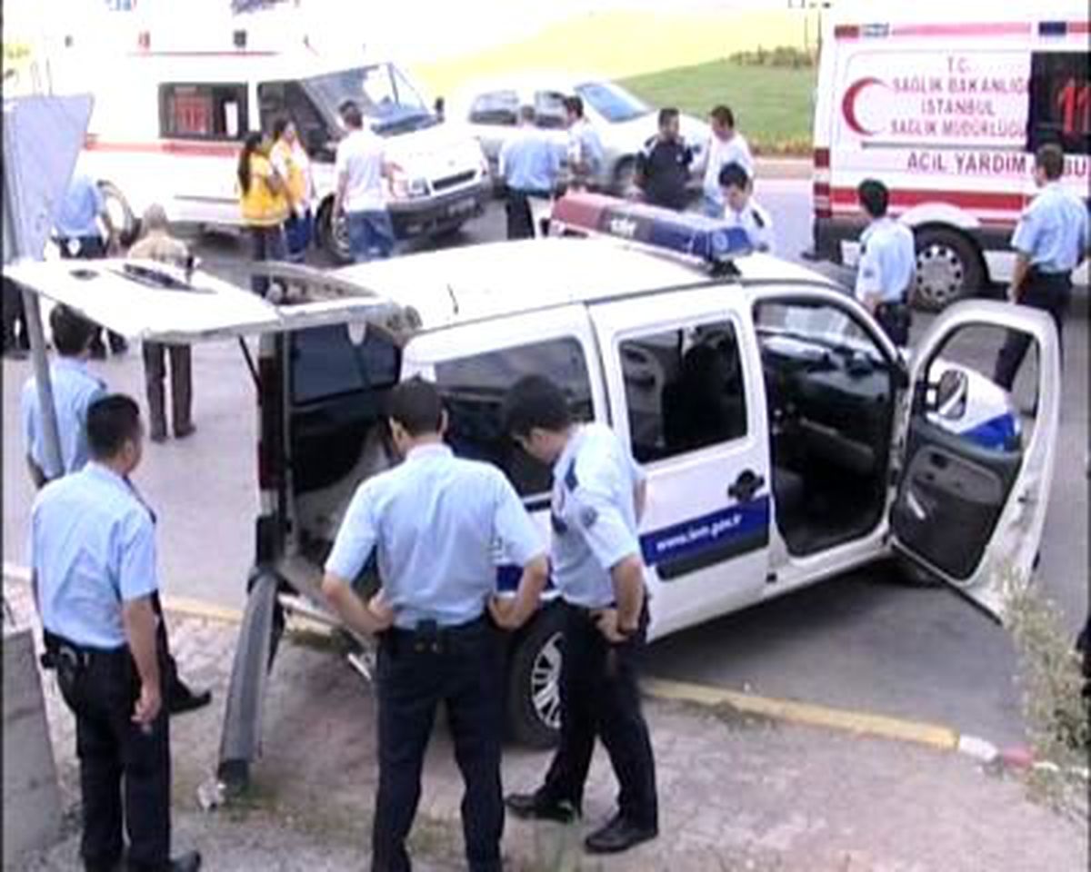 Polis Aracı Kaza Yaptı: 2 Yaralı