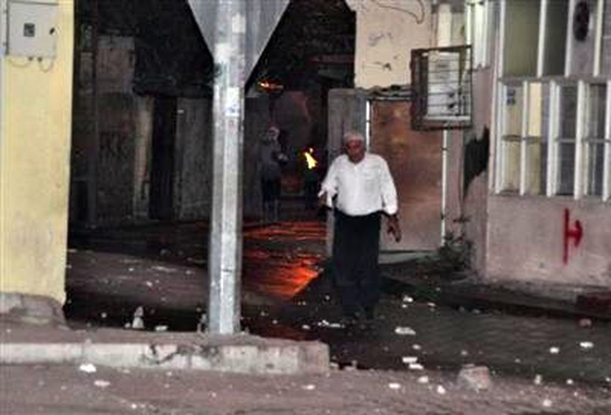 Polise Taş Atıp Yol Kapattılar