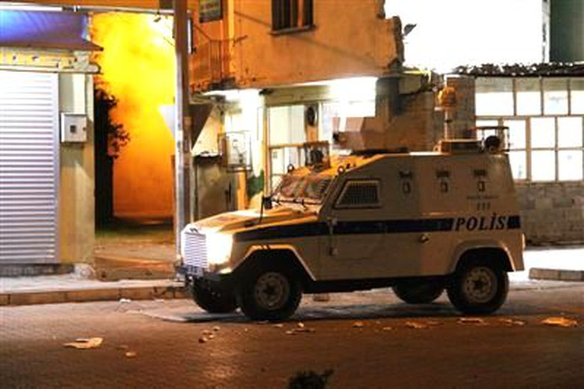 Polise Taş Atıp Yol Kapattılar