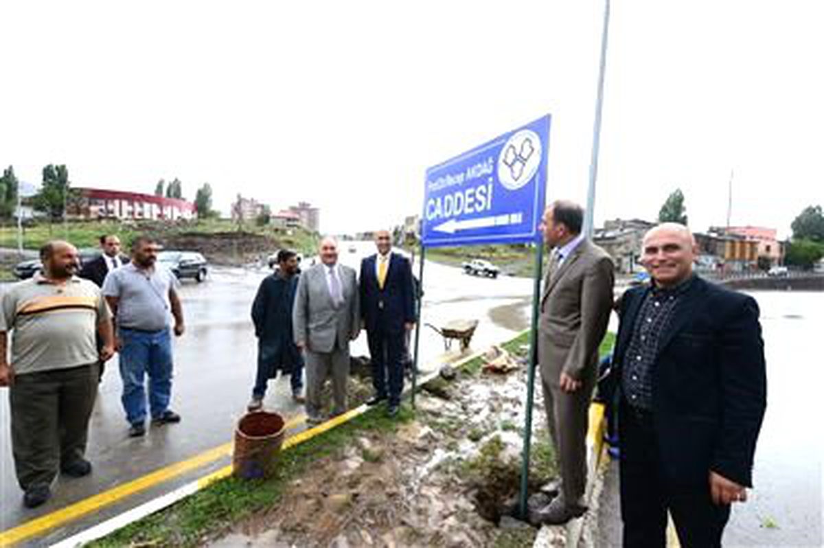 Prof. Dr. Recep Akdağ Caddesinin Tabelasını Diktiler