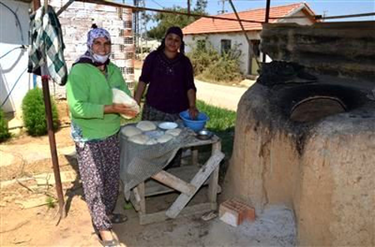 Ramazan\'da Tandırda Ekmeğini Pişiriyor