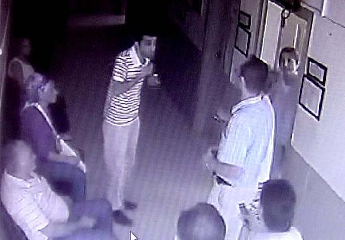 Silah Ruhsatı İçin Rapor Almaya Gitti Doktoru Bıçakla Tehdit Etti