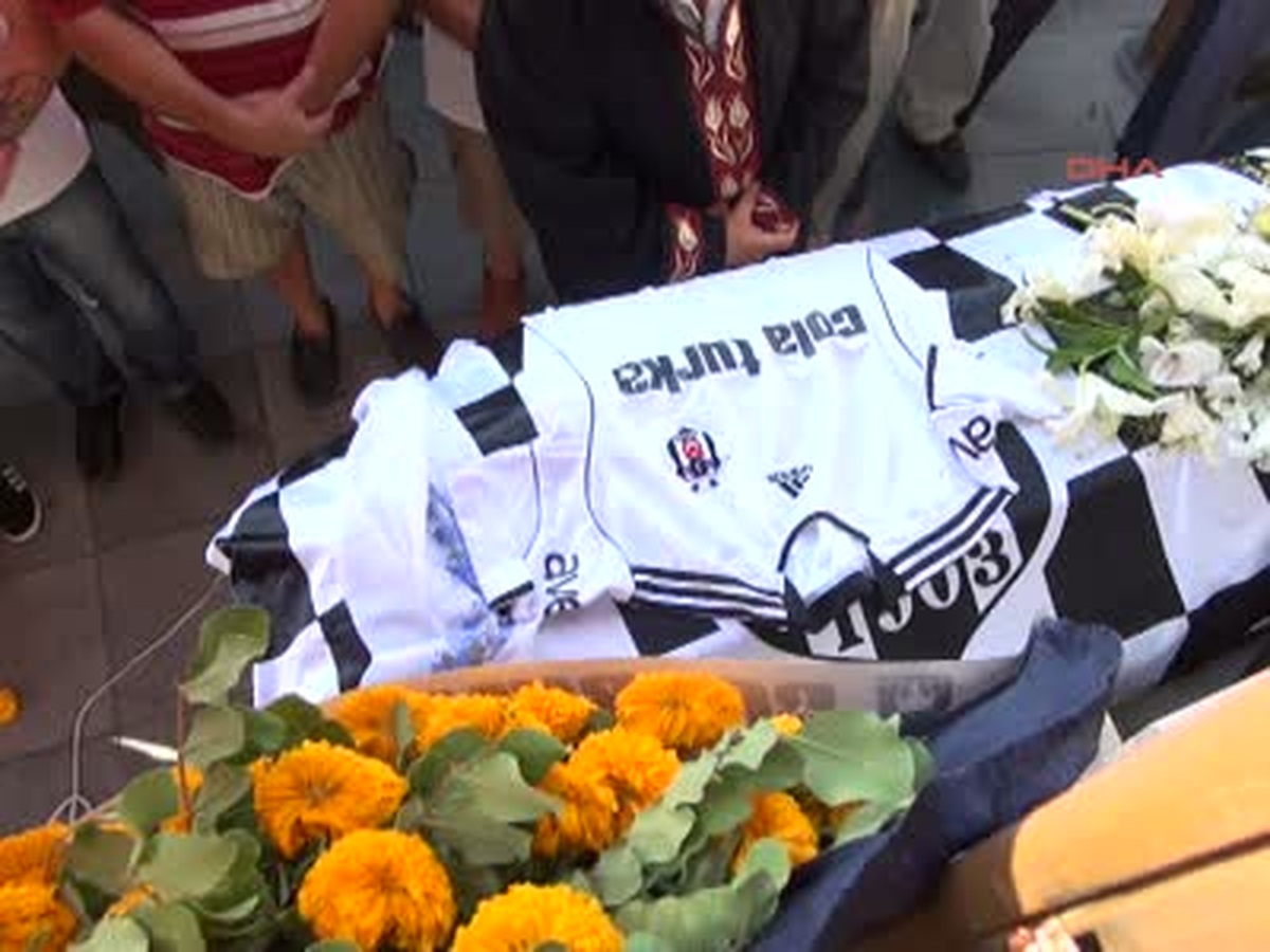 Son Yolculuğuna Beşiktaşlı Taraftarlar Uğurladı