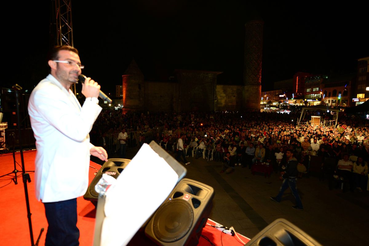 Tarihin Gölgesinde Şiir Şöleni