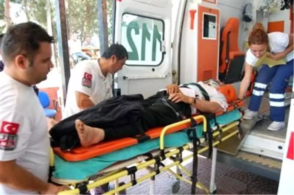 Tarsus'ta Kamyonet Devrildi: 2 Ölü, 13 Yaralı