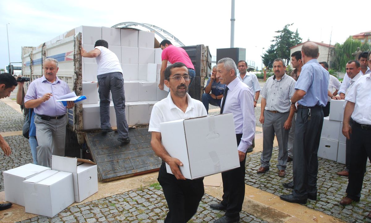 Vali İstedi Hes Firması Memurlara Gıda Yardımı Yaptı