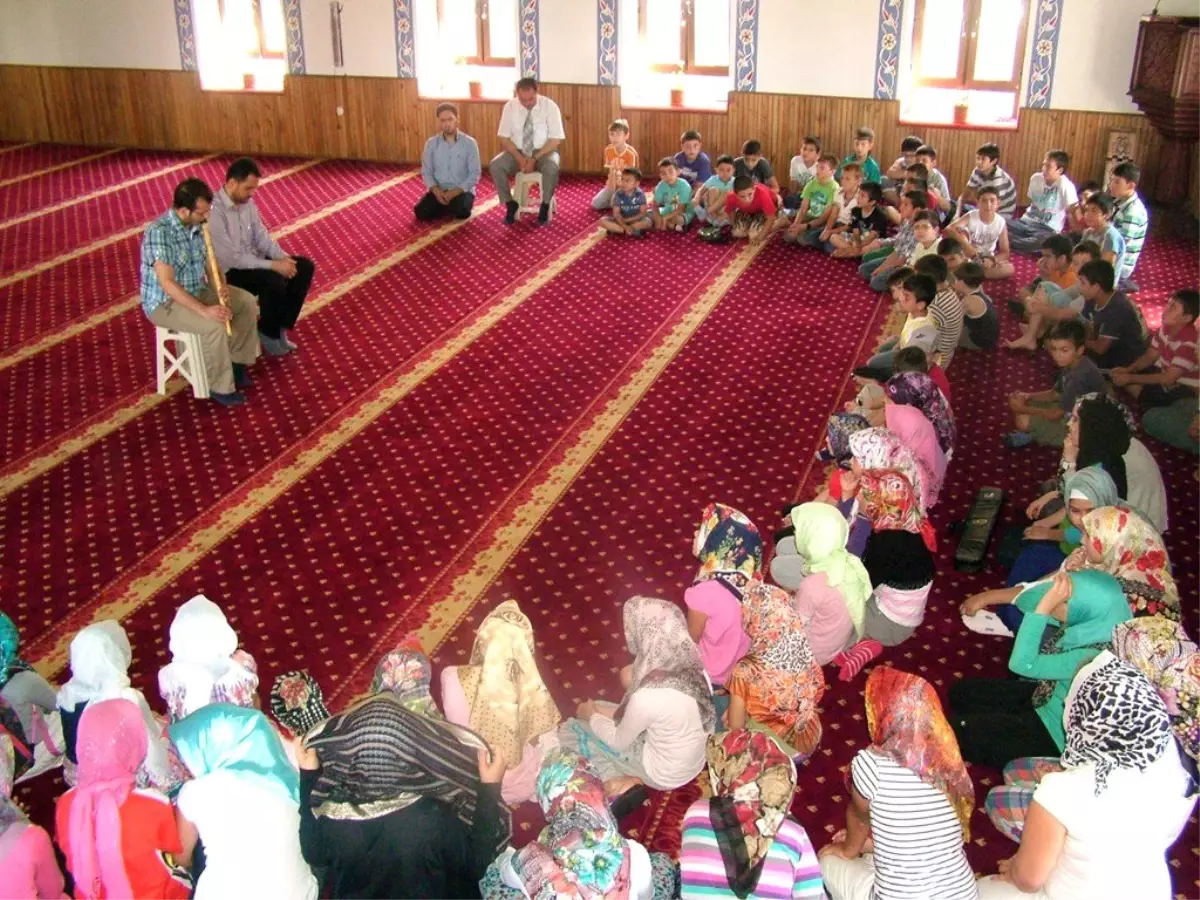 Yaz Kursu Öğrencileri Ney Eşliğinde İlahi Söyledi