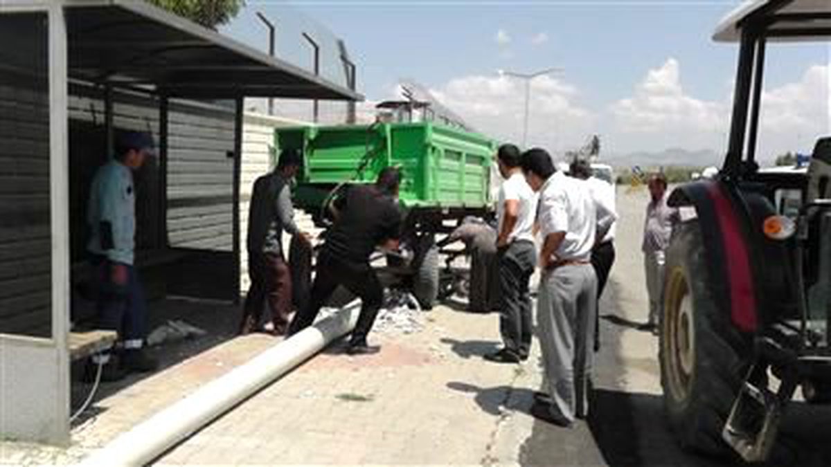 Yerinden Çıkan Römork Aydınlatma Direğini Devirdi