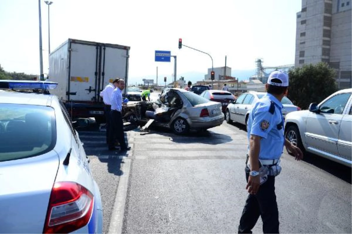 4 Aracın Karıştığı Kazada Genç Makine Mühendisi Öldü, 3 Kişi Yaralandı