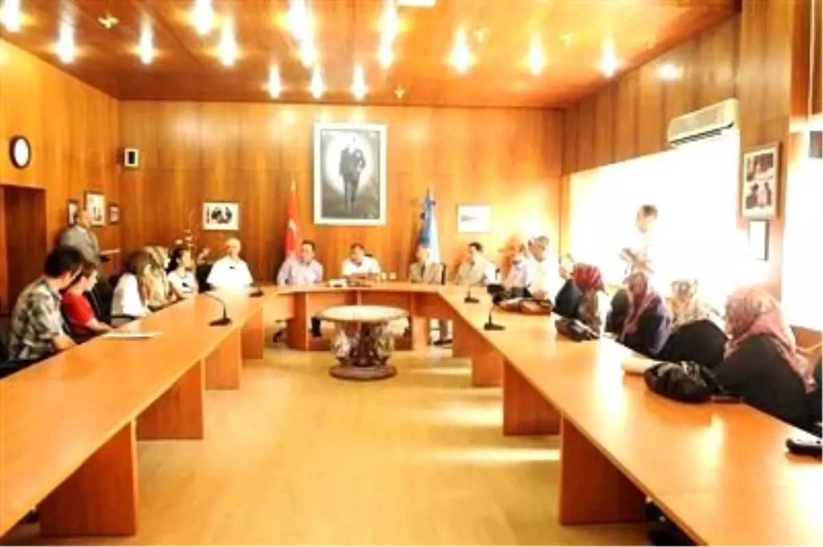 5 Öğrencinin 1 Yıllık Bursu Vali Kenan Çiftçi\'den