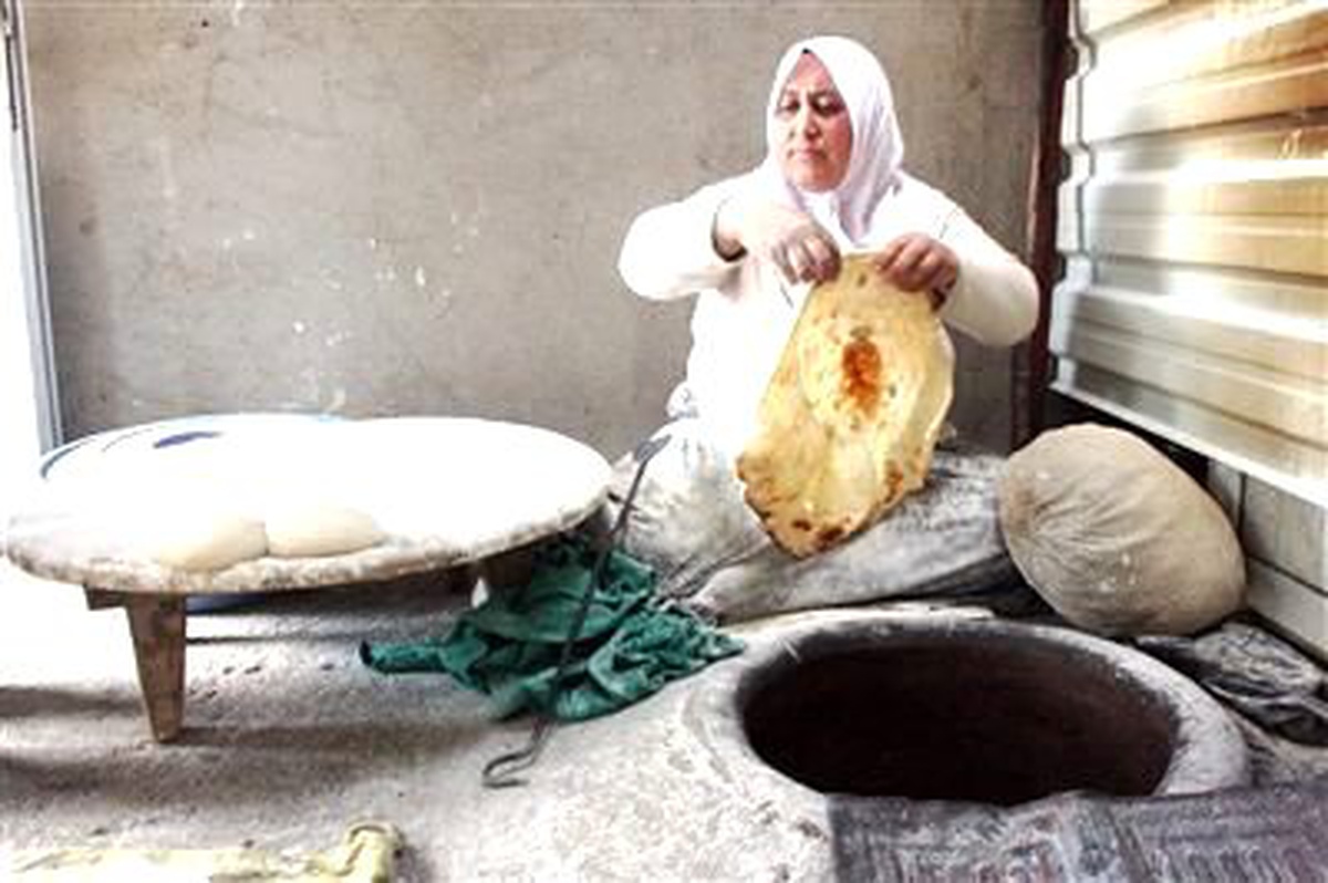 Ahlat\'ta Tandır Ekmeğine Rağbet Ramazan Ayında Arttı