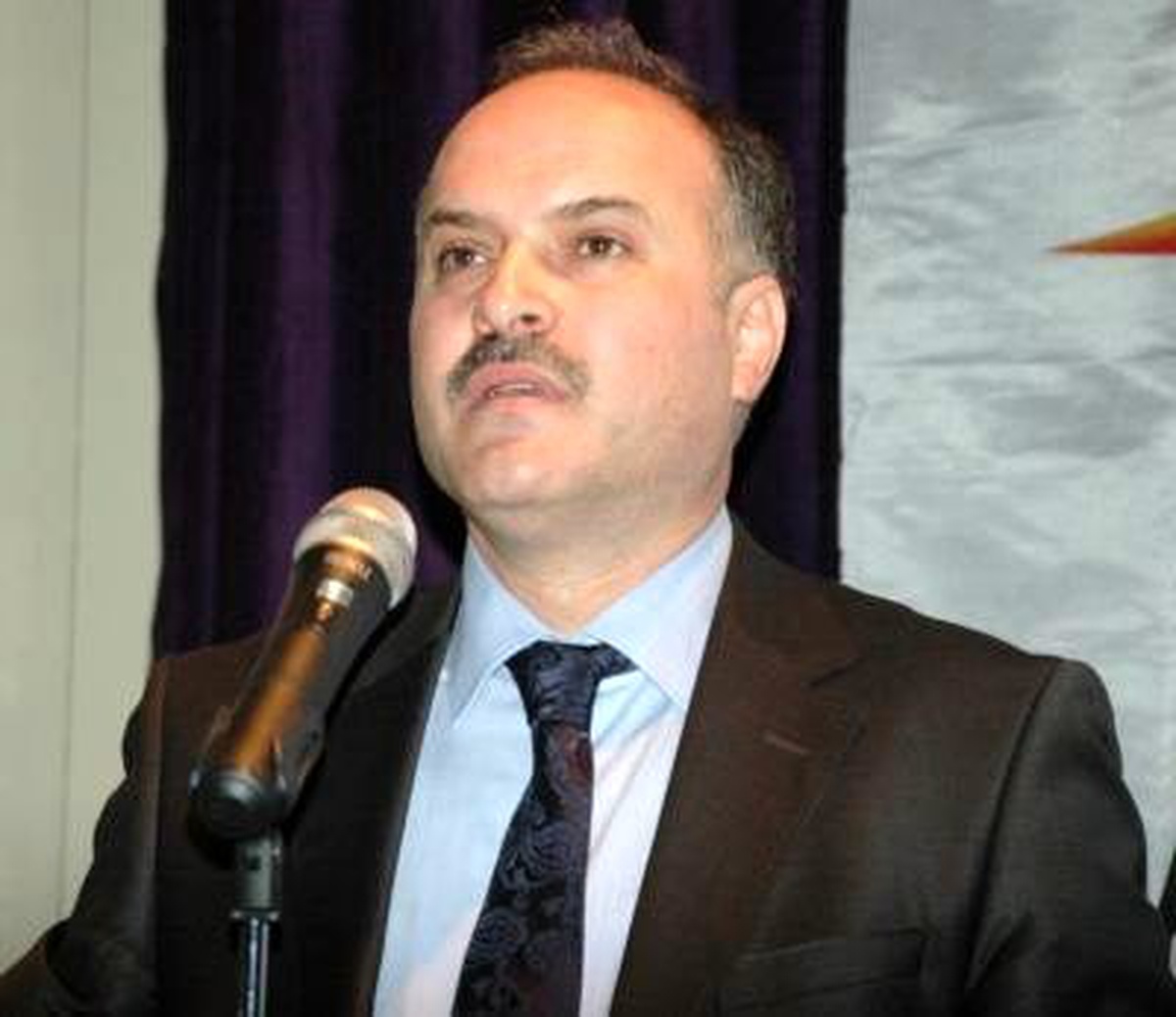 AK Parti Genel Başkan Yardımcısı Bülent Gedikli, Partisinin Rize İl Başkanlığı\'nda Suriye ile...