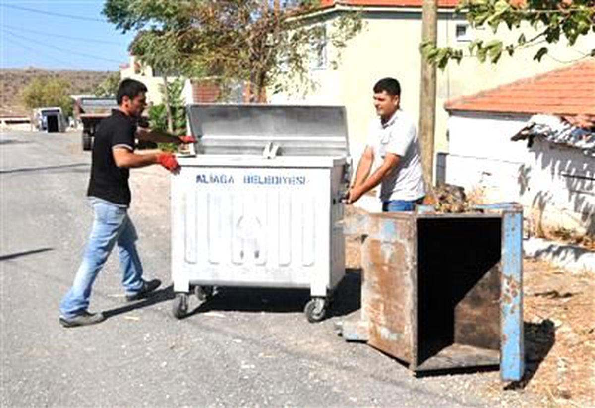 Aliağa Belediyesi Temizlik İşleri Ekibi, 3 Bin 52 Adet Çöp Konteynırını Elden Geçiriyor