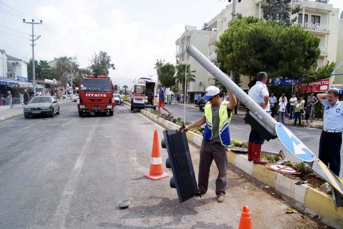 Ambulansla Otomobil Çarpıştı: 8 Yaralı