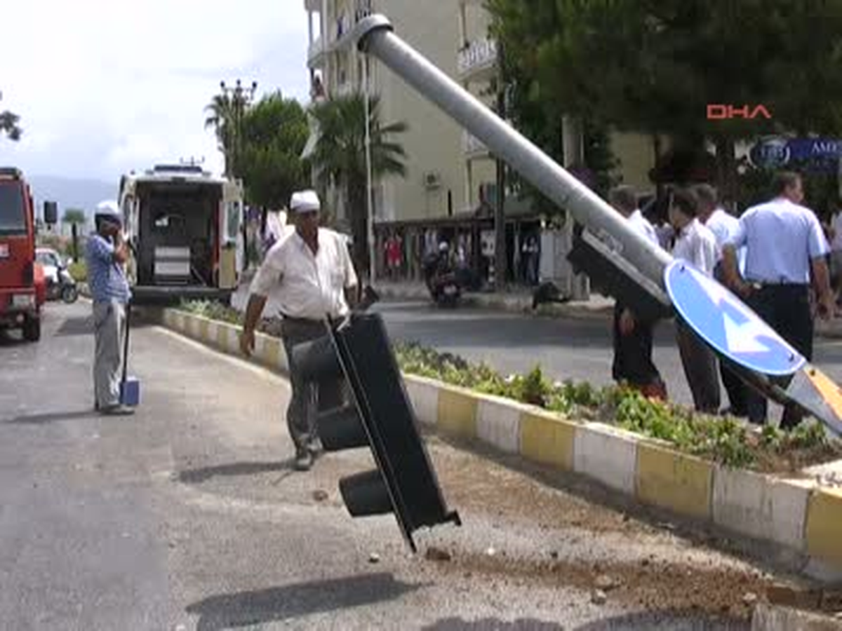 Ambulansla Otomobil Çarpıştı 8 Yaralı