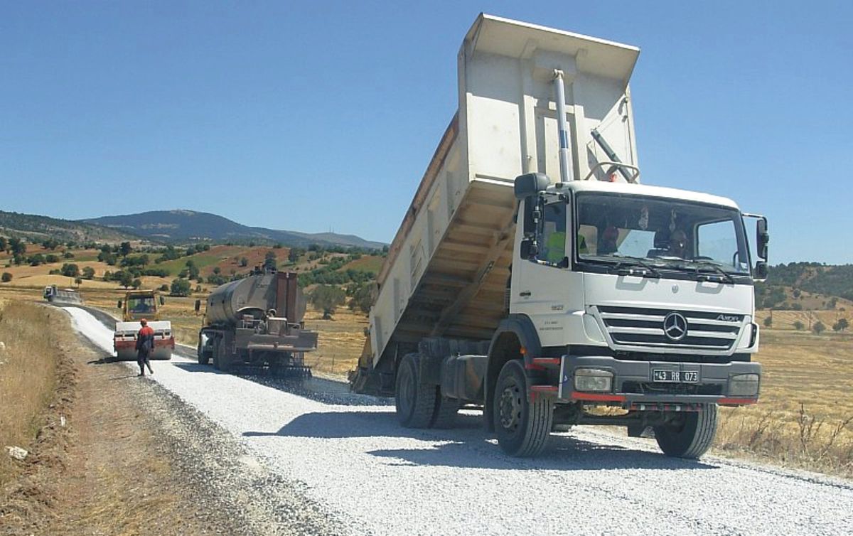 Aslanapa\'da Köy Yolları Yapım Çalışmaları Başladı