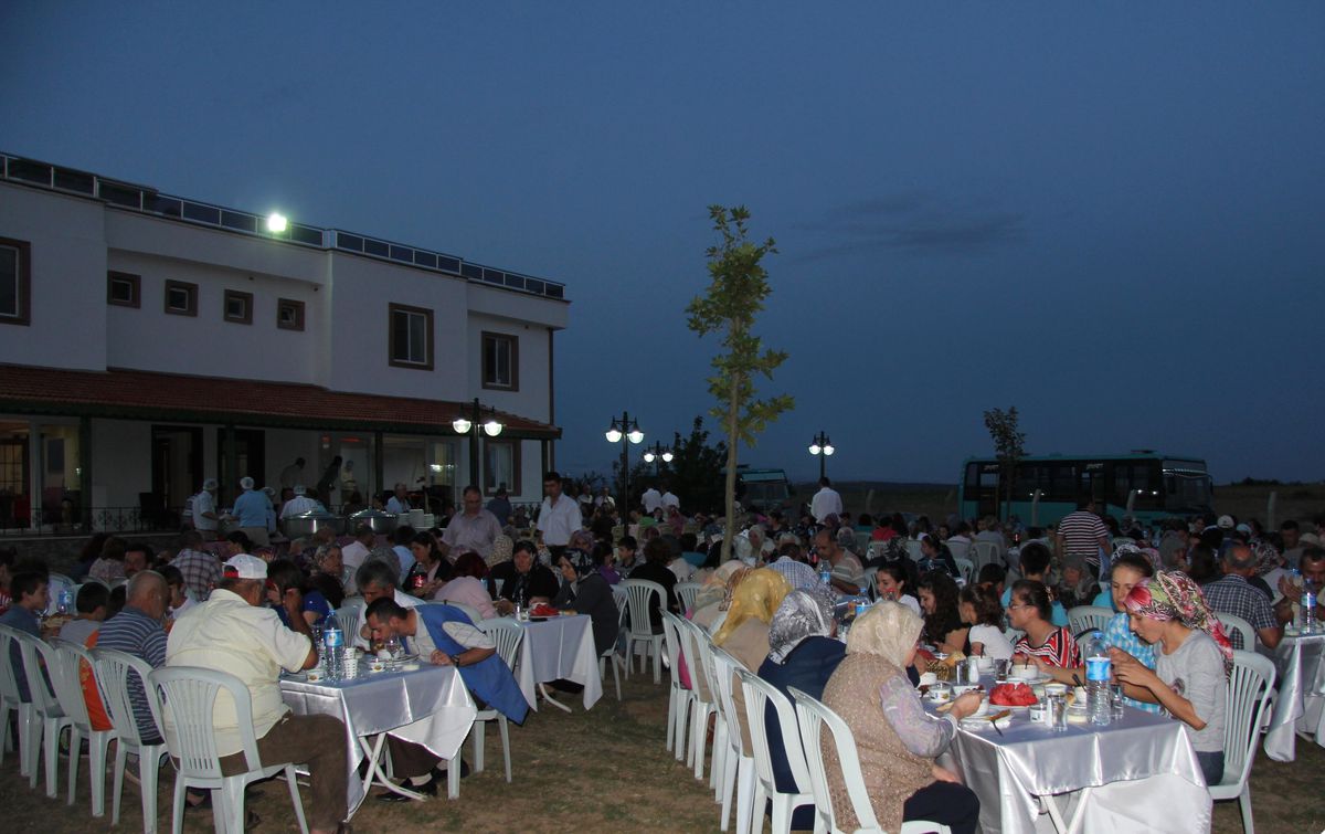 Başkan Çağlayan Mahallelilerle İftar Yapıyor