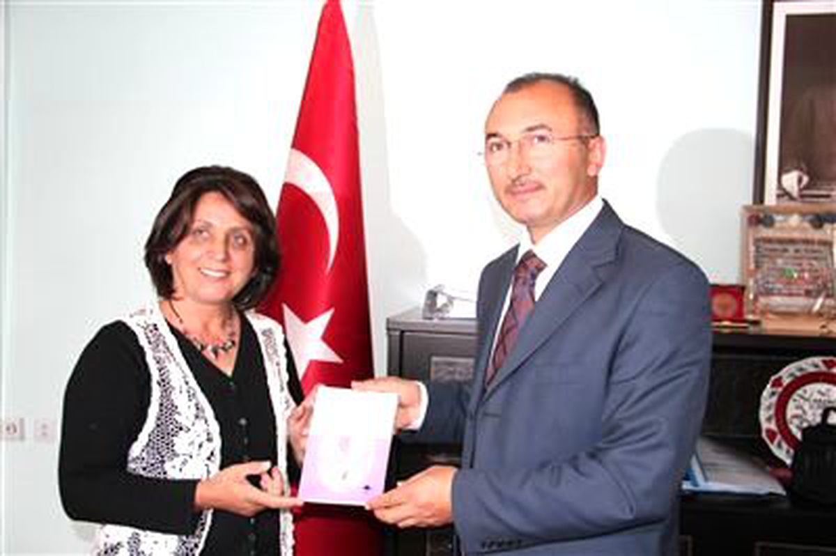 Başkan Köksoy\'dan Yazar Sona Bilgin\'e Plaket