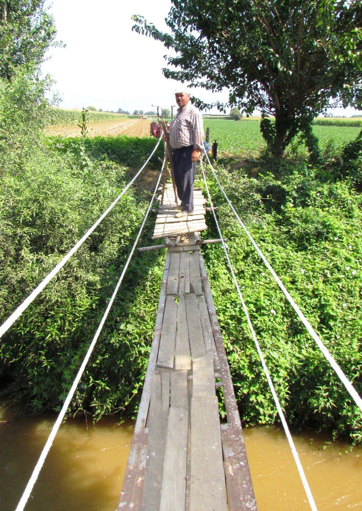 Beş Kardeş Bir Olup, Küçük Menderes Nehri Üstüne İlkel Köprü Kurdu