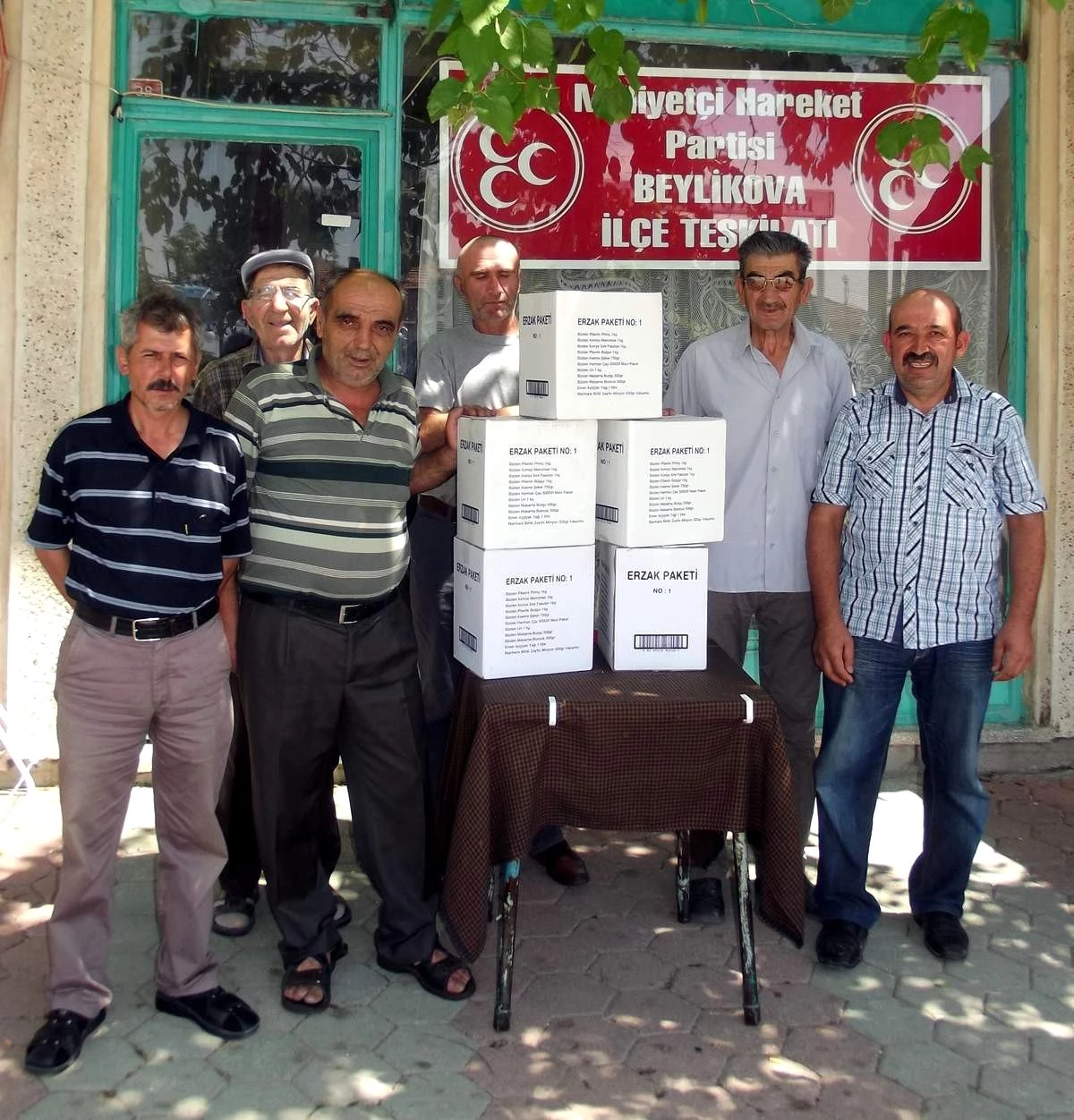 Beylikova MHP İlçe Teşkilatı Muhtaç Ailelere Gıda Yardımı Yaptı