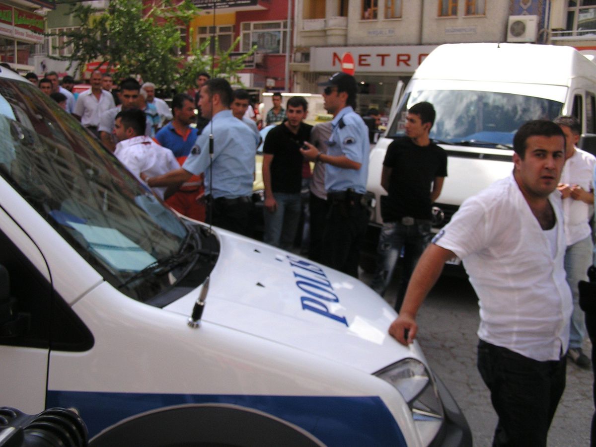 Birkaç Kişi Tarafından Saldırıya Uğrayan Şahıs, Bıçakla Yaralandı