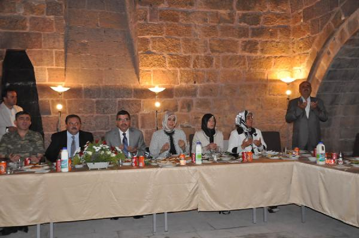 Bitlis\'teki Tarihi El-Aman Hanı\'nda İlk İftar