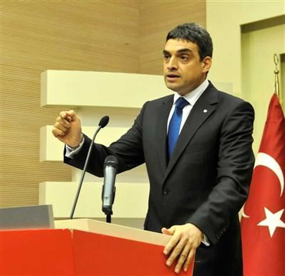 CHP\'li Oran, Başbakan ve Obama\'nın Fotoğrafını Meclise Taşıdı