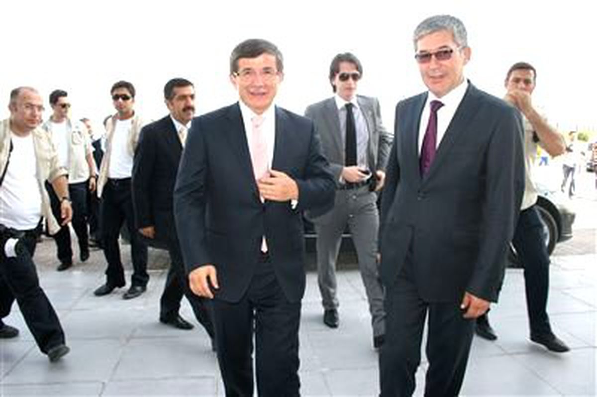 Davutoğlu, Kerkük\'te Osmanlı Askerleri Şehitliği\'ni Ziyaret Etti