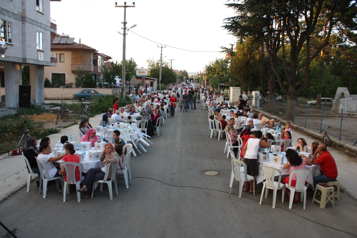 Düzce Belediyesinin Düzenlediği Mahalle İftarları Komşuluk İlişkilerini Arttırıyor