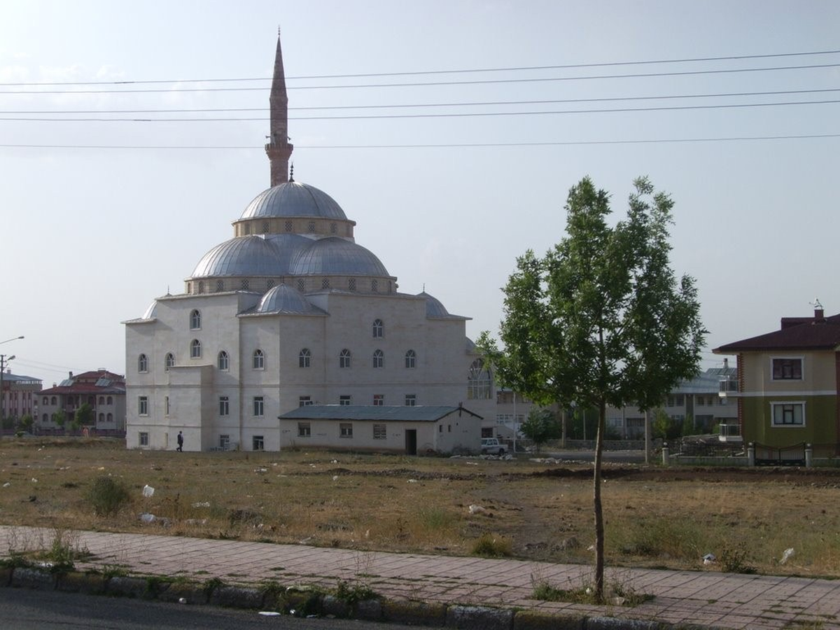 Erzurum\'da İçerisi Cemaat Dolu Camiye Yıldırım Düştü