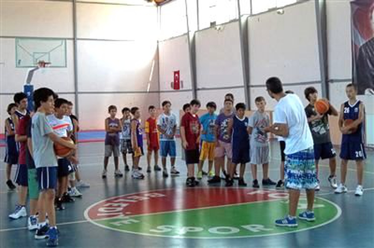 Foça Belediyespor Basketbol Yaz Spor Okulu\'na Büyük İlgi