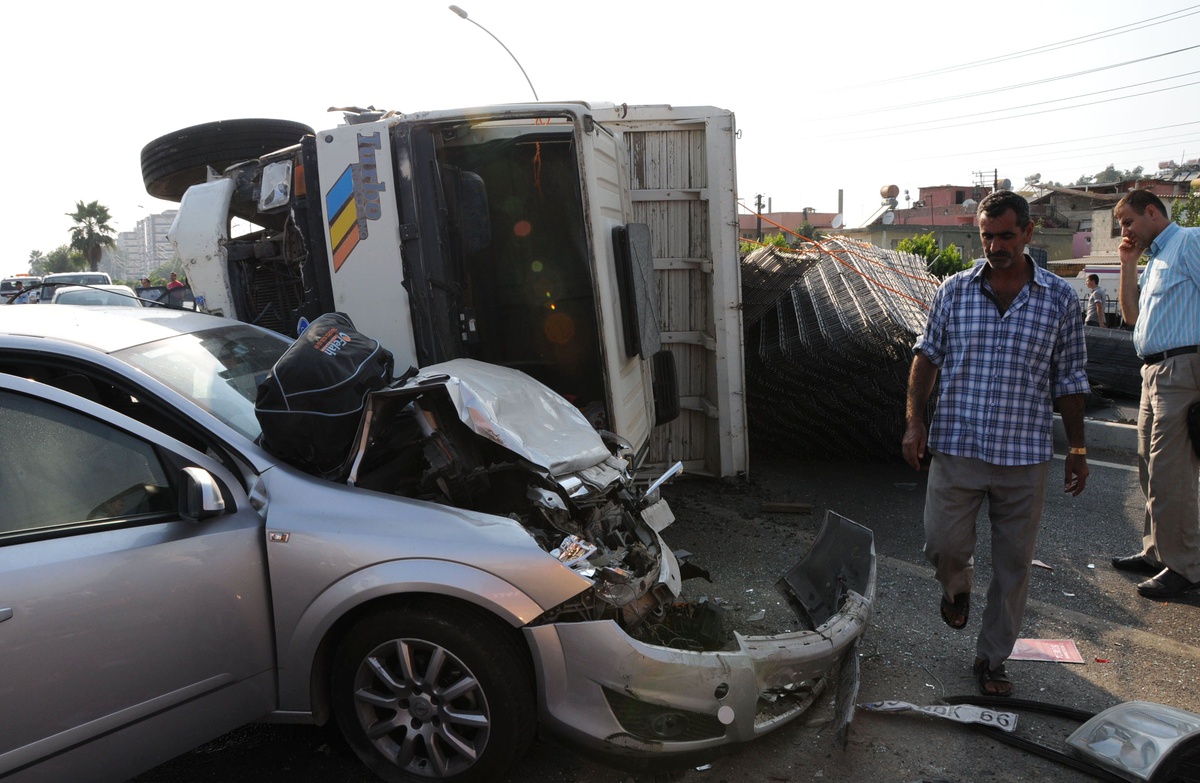 Freni Tutmayan Kamyon Kırmızı Işıkta Bekleyen Araçlara Çarptı