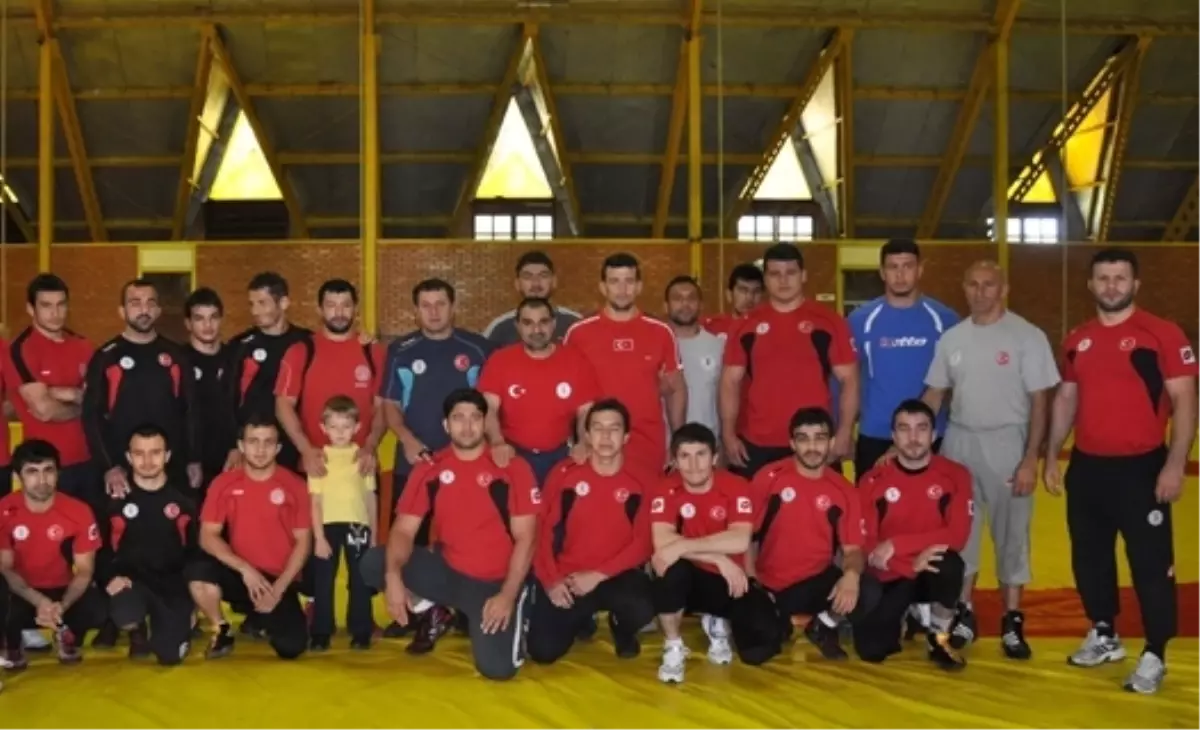 Grekoromen Güreşçiler Madalyaya Kitlendi