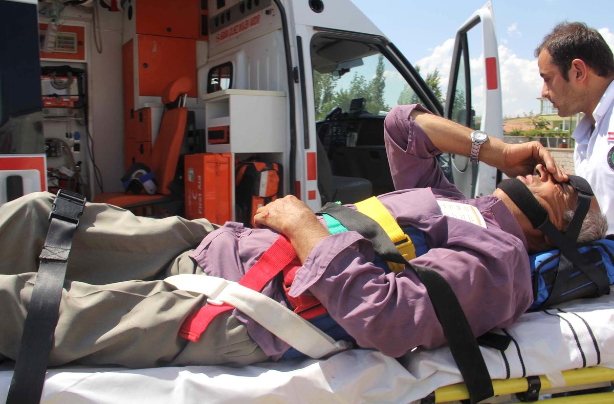 İçi Öğrenci Dolu Minibüs ile Otomobil Çarpıştı