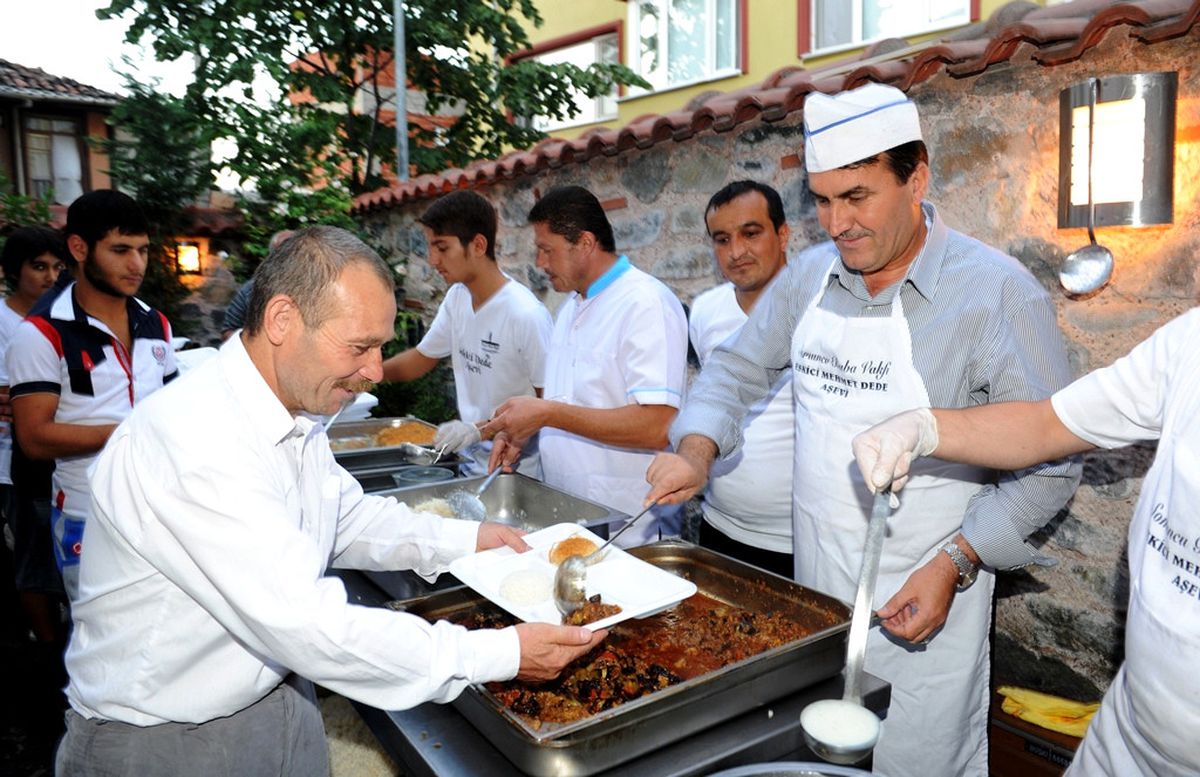 İftar Yemeğini Dündar Dağıttı