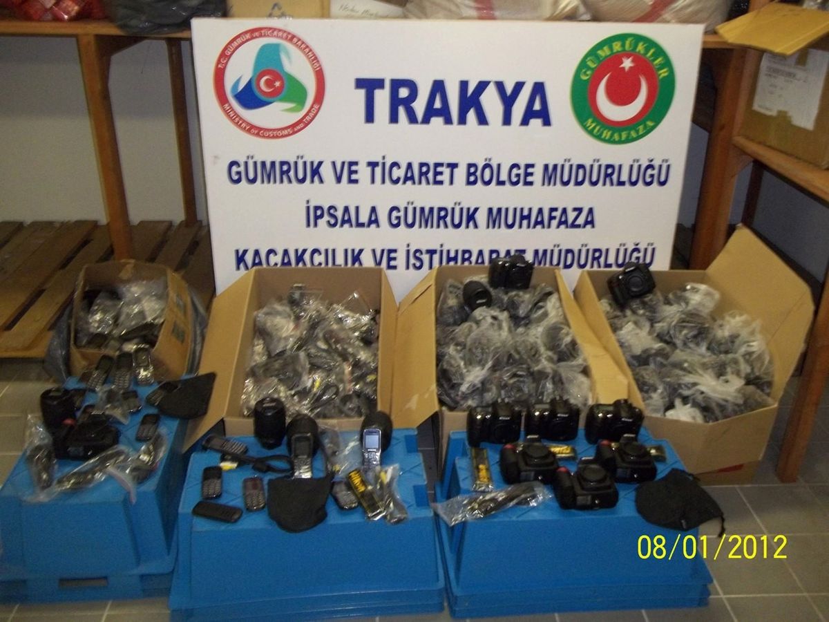 İpsala\'da 207 Bin Lira Değerinde Cep Telefonu ve Fotoğraf Makinesı Elegeçirildi