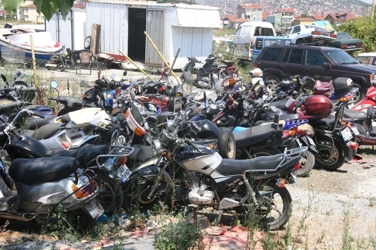İzmit\'te Yediemin Parkında 500 Araç Sahibini Bekliyor