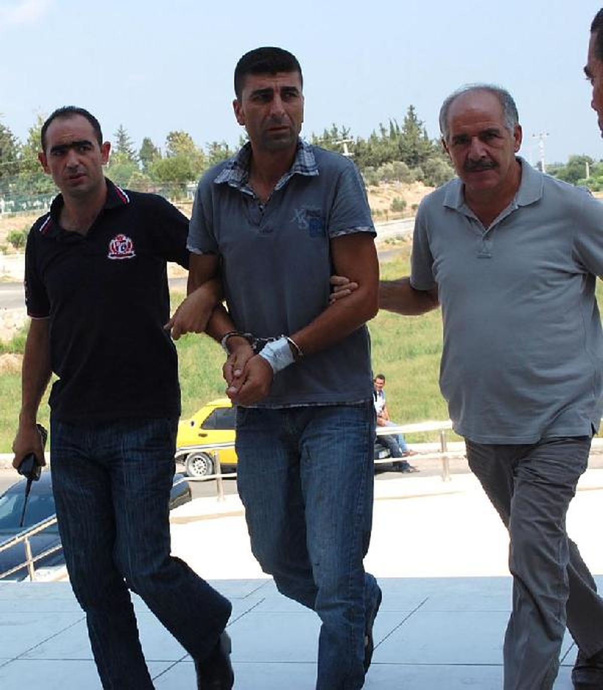 Kamyon Şoförü, Evinde Yakaladığı Eşi ve Sevgilisi Bıçaklayarak Öldürdü
