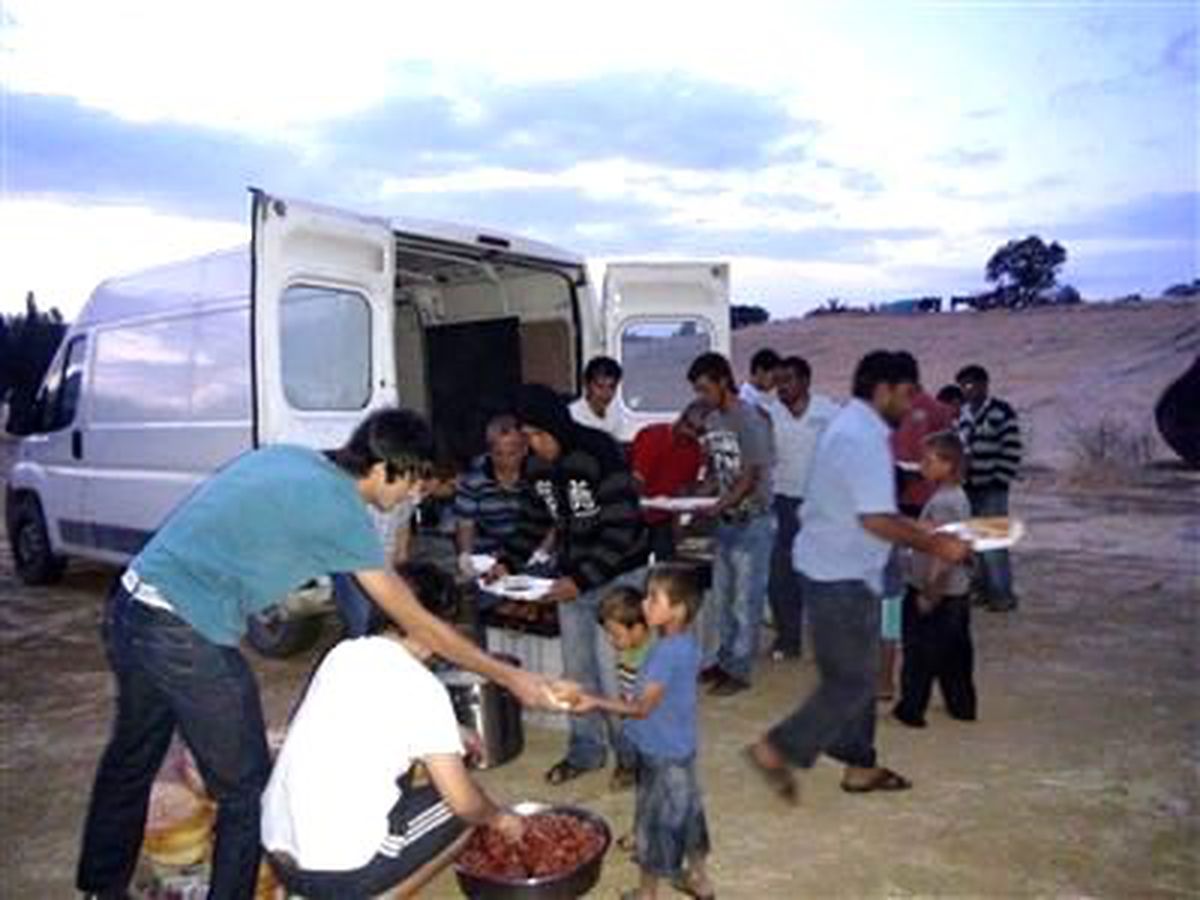 Karamanlı Hayırseverler Mevsimlik Tarım İşçilerine İftar Verdi