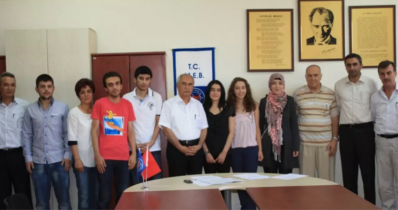 Lys\'de Başarılı Olan Öğrenciler Ödüllendirildi