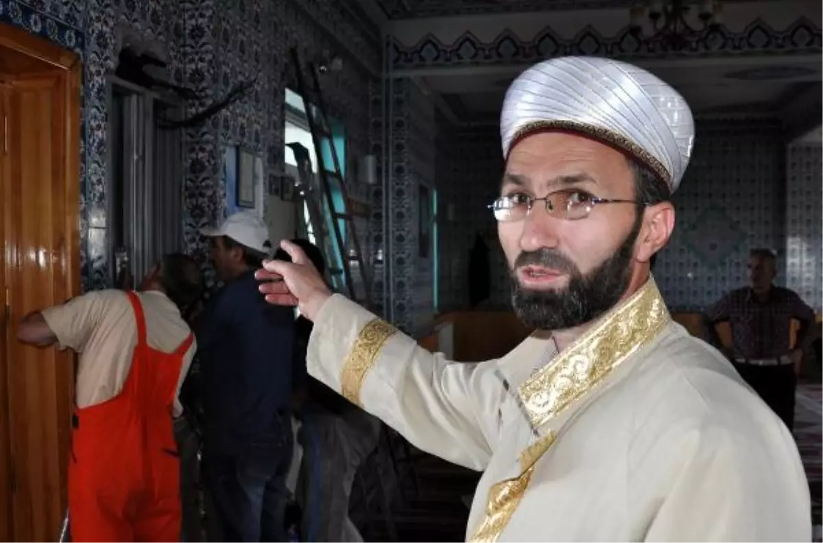 Minareye Düşen Yıldırım Trafoyu Yaktı