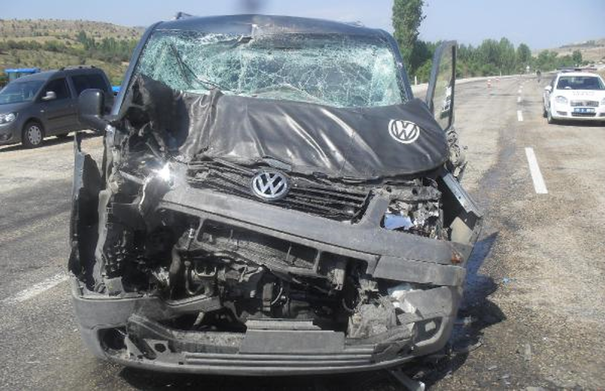 Minibüs, Otobüse Çarptı: 1 Ölü, 9 Yaralı