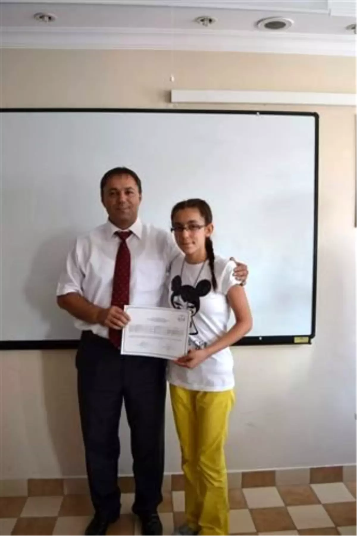 Öğrenciler Sertifikalarını Sendika Başkanından Aldı