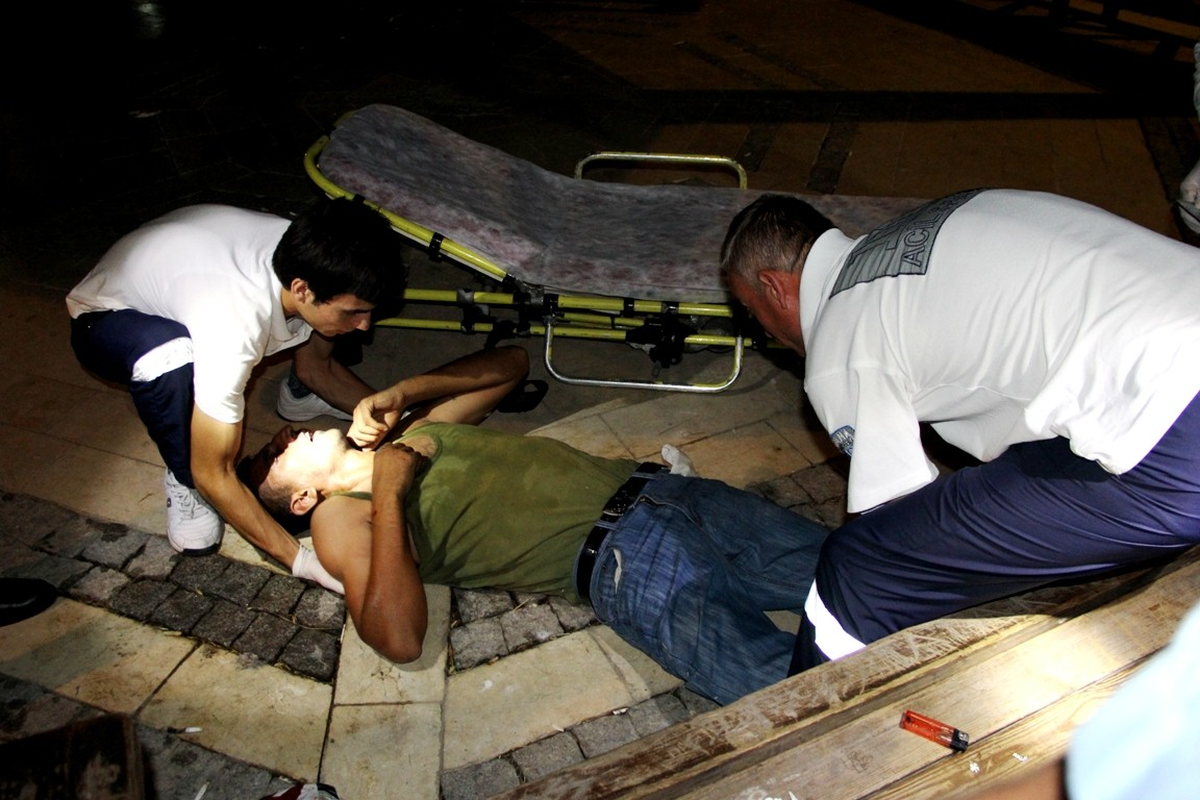 Parkta Eroin Komasına Girdi