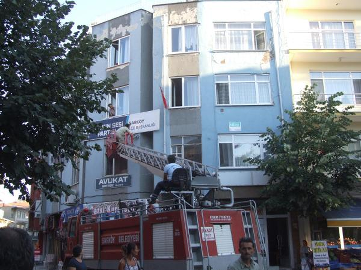 Şarköy\'de Has Parti Tabelası İndirildi, Parti Binası Kapatıldı